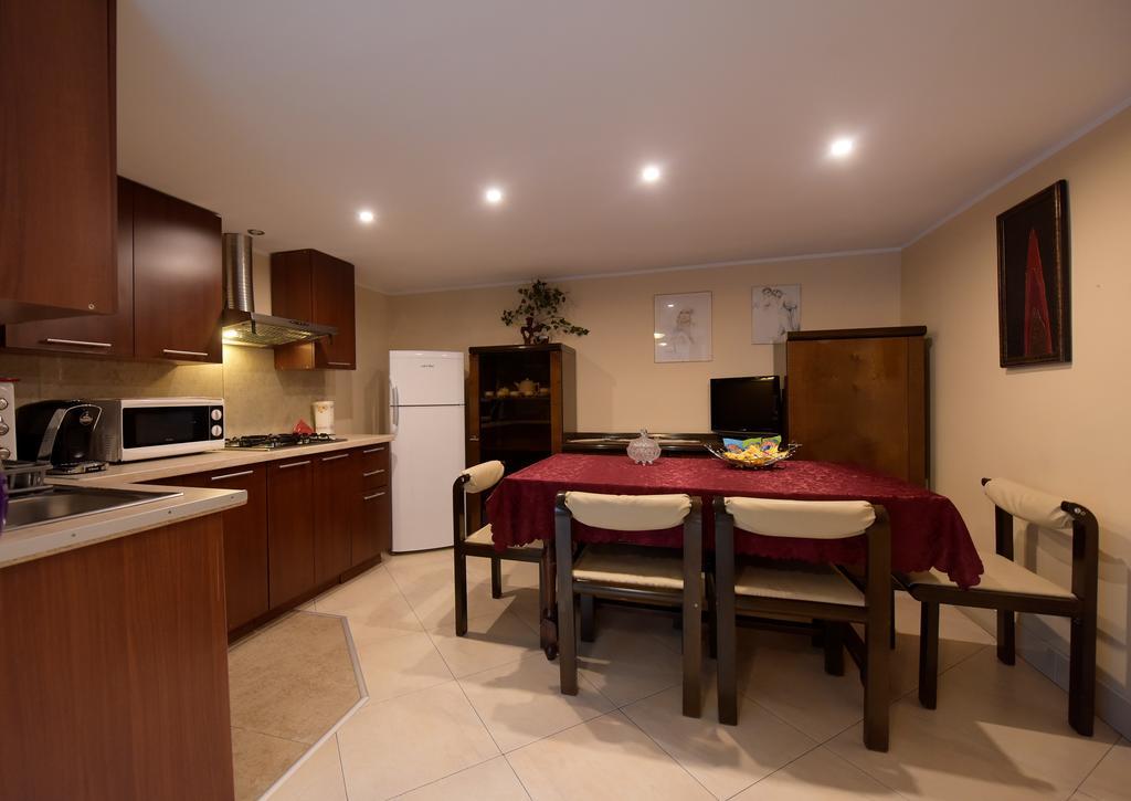 H & V Residence - Split Level Apartment アラド エクステリア 写真